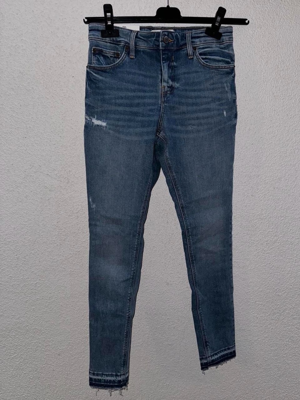 Zara Mid-Blue Skinny Jeans with Subtle Distressing